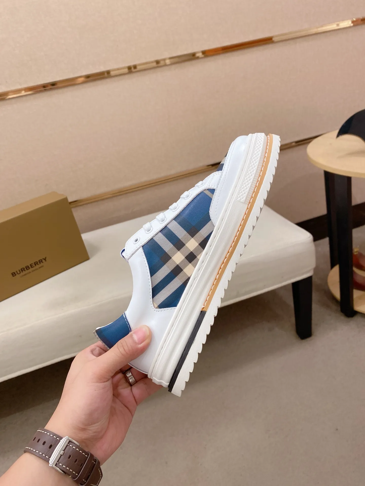 Men's shoes 💰: 420💰🇮🇹🇮🇹BURBERRY's top purchasing agents are available simultaneously at the counter. 🔍🔍On sale at the same time. Positive code number: 38-44 Italian imported first-layer cowhide with fabric. Fully imported sheepskin lining, sole: the original sole is specially provided by the original factory, the exclusive movable molded sole is super comfortable, the original factory follows the order, 🔍🔍high quality, you can go in and out of the counter at will, welcome to compare. Can be customized. 45 non-refundable